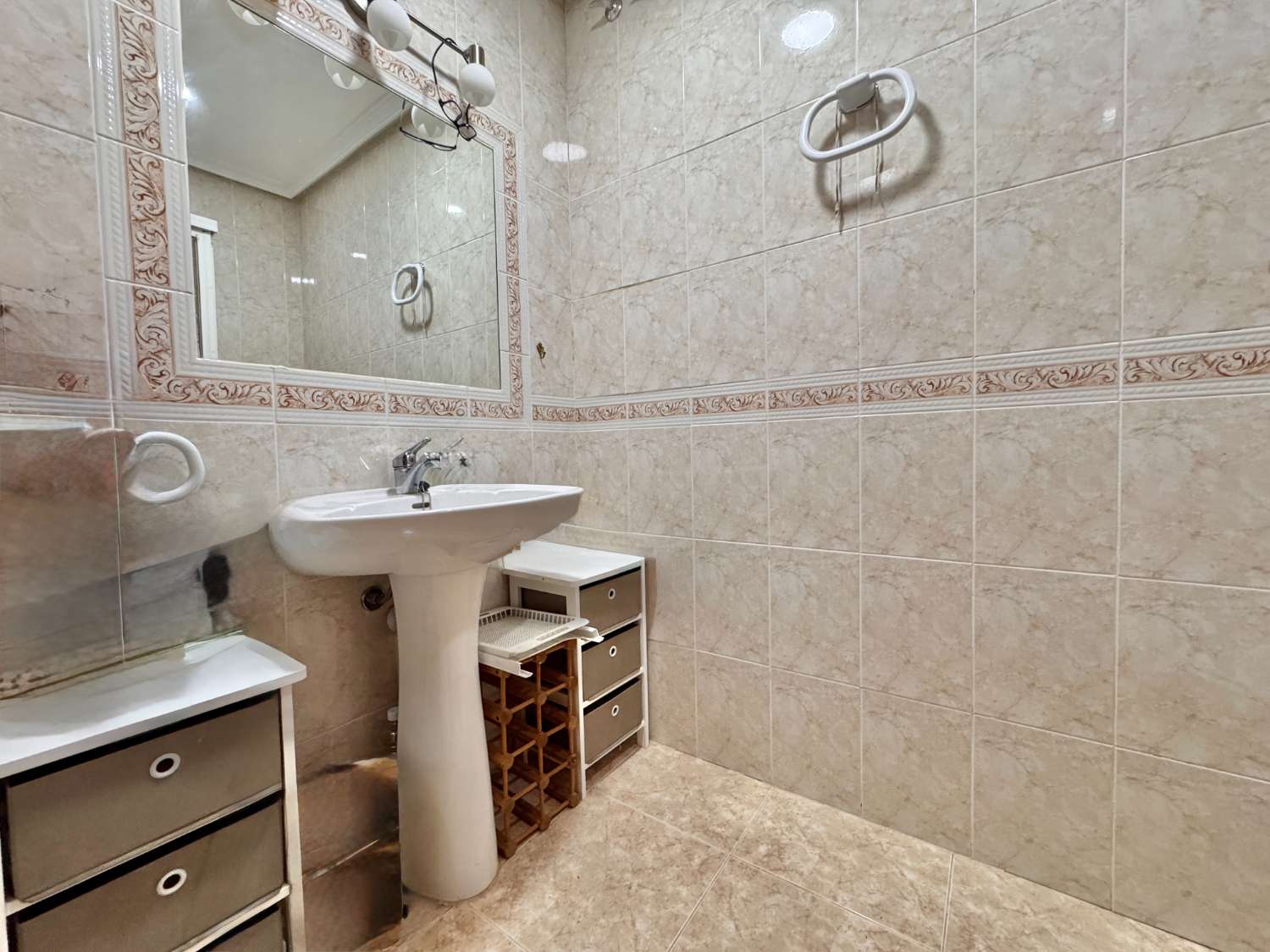 ¡Amplio adosado con garaje en el centro de Nerja!