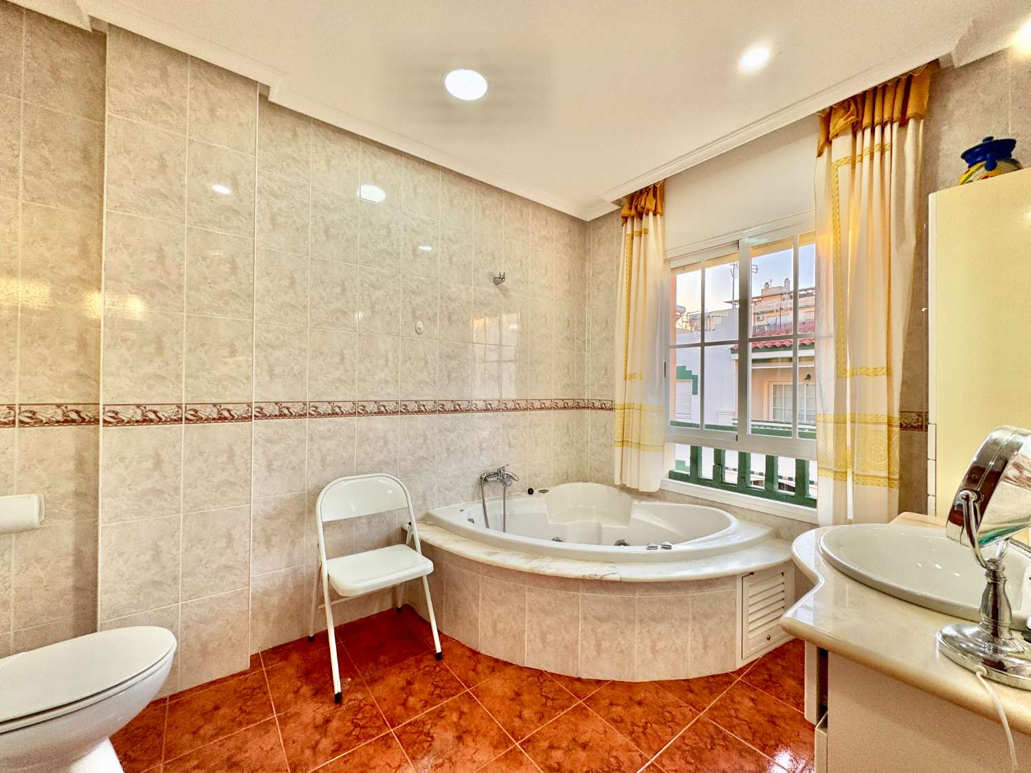 ¡Amplio adosado con garaje en el centro de Nerja!