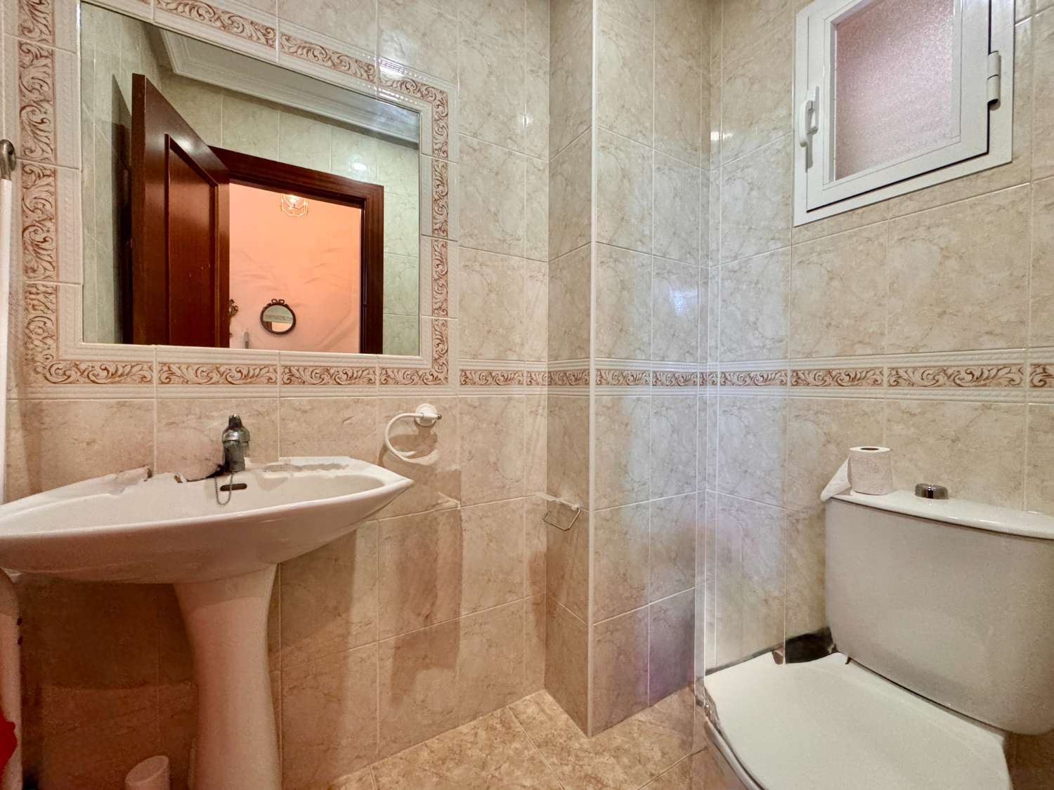 ¡Amplio adosado con garaje en el centro de Nerja!