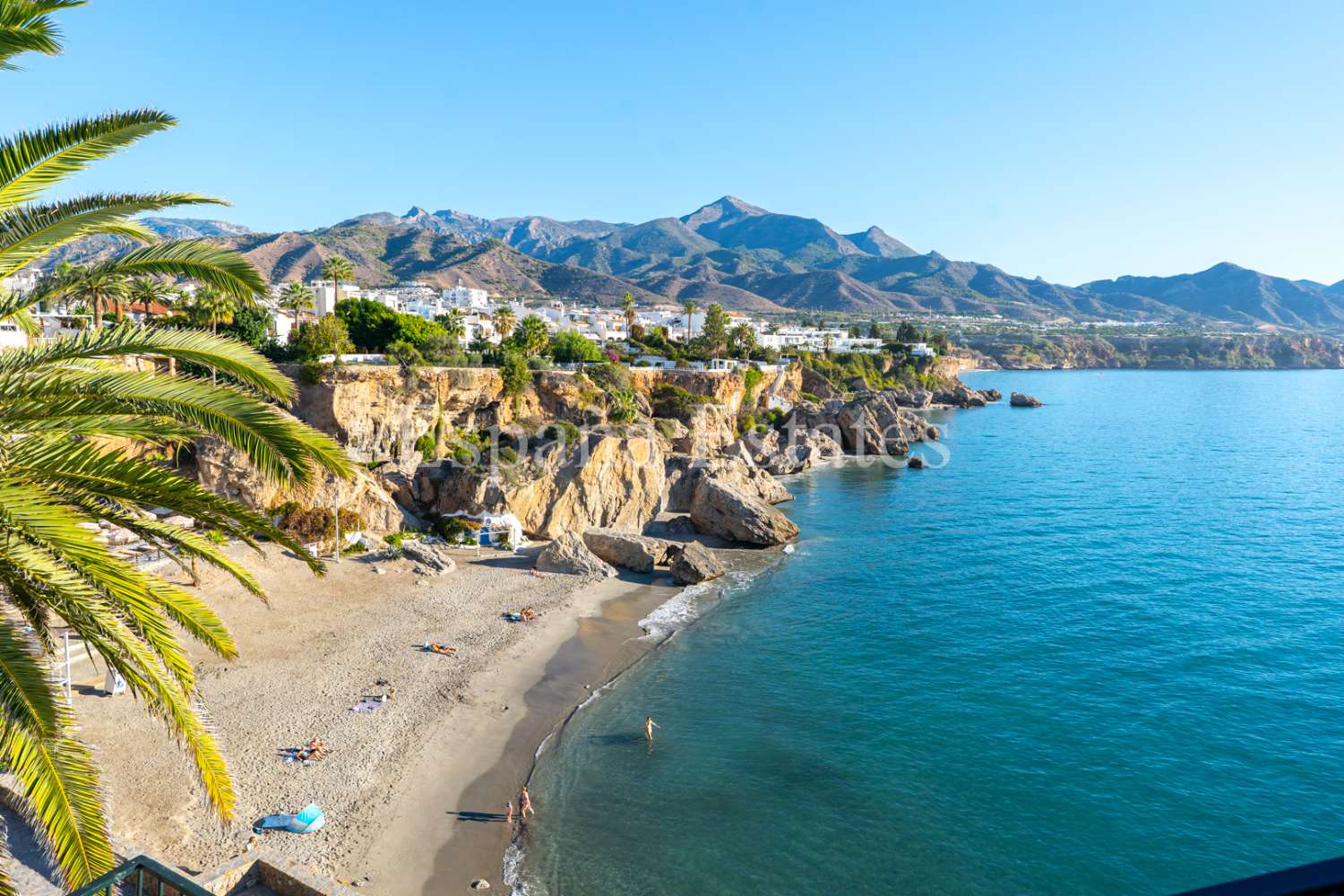 ¡Amplio adosado con garaje en el centro de Nerja!