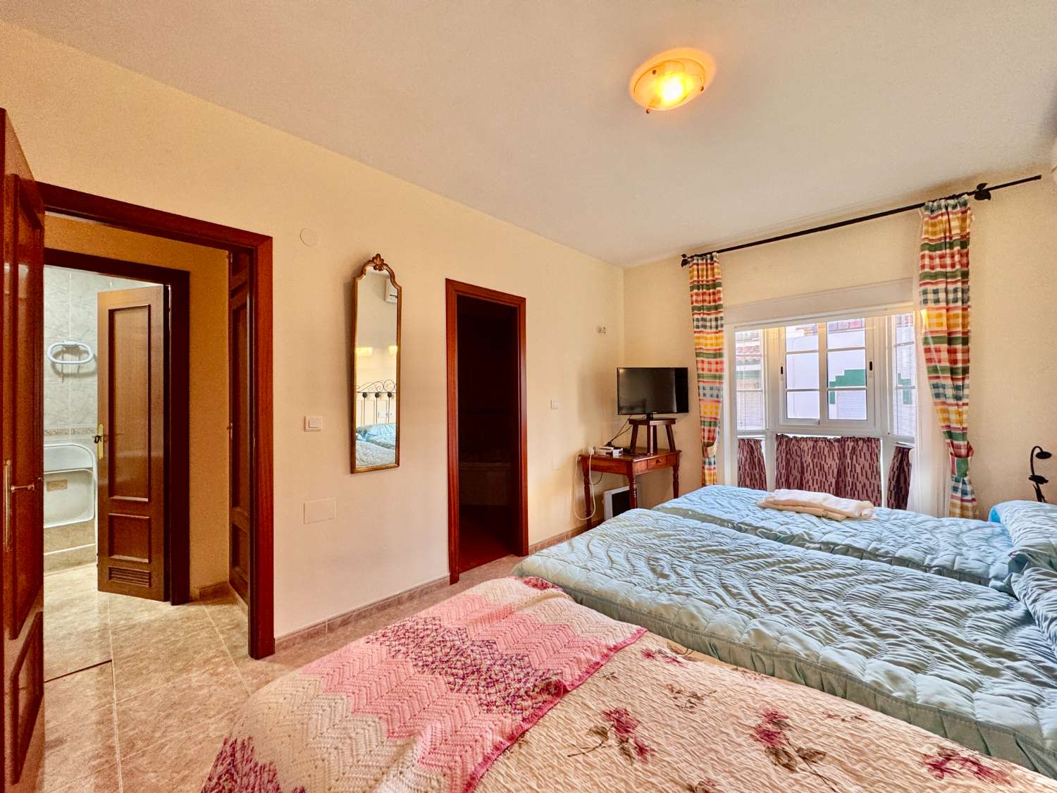 ¡Amplio adosado con garaje en el centro de Nerja!