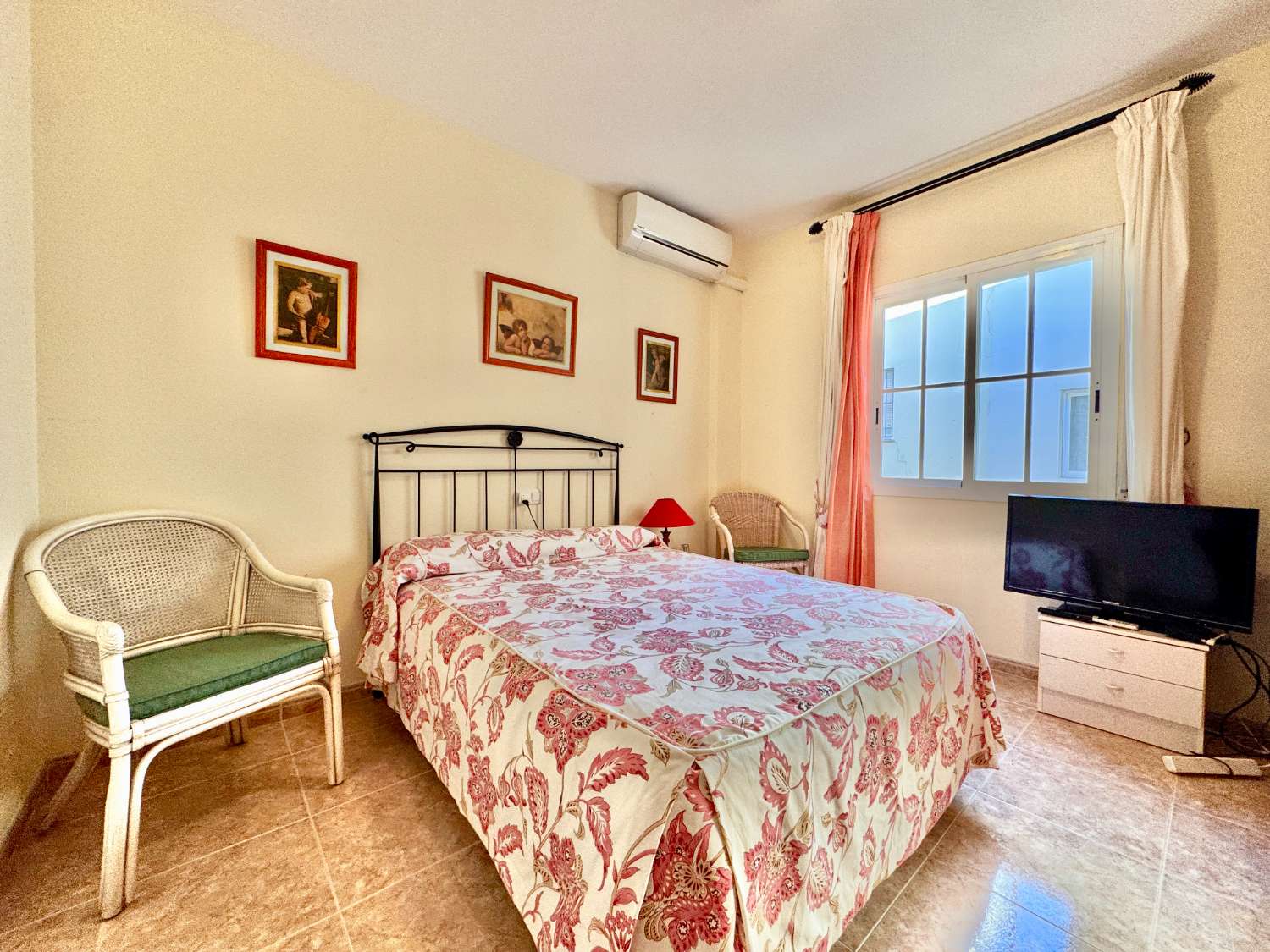 ¡Amplio adosado con garaje en el centro de Nerja!