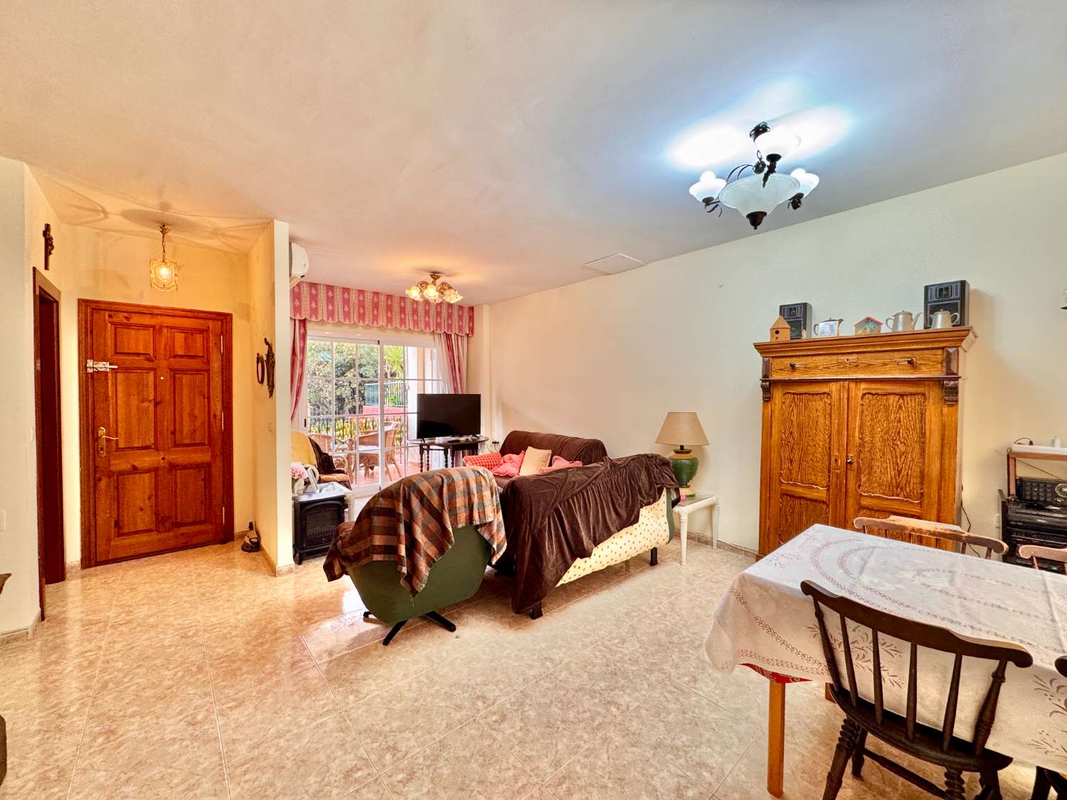 ¡Amplio adosado con garaje en el centro de Nerja!