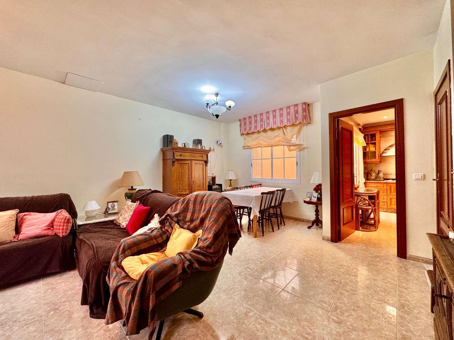 ¡Amplio adosado con garaje en el centro de Nerja!