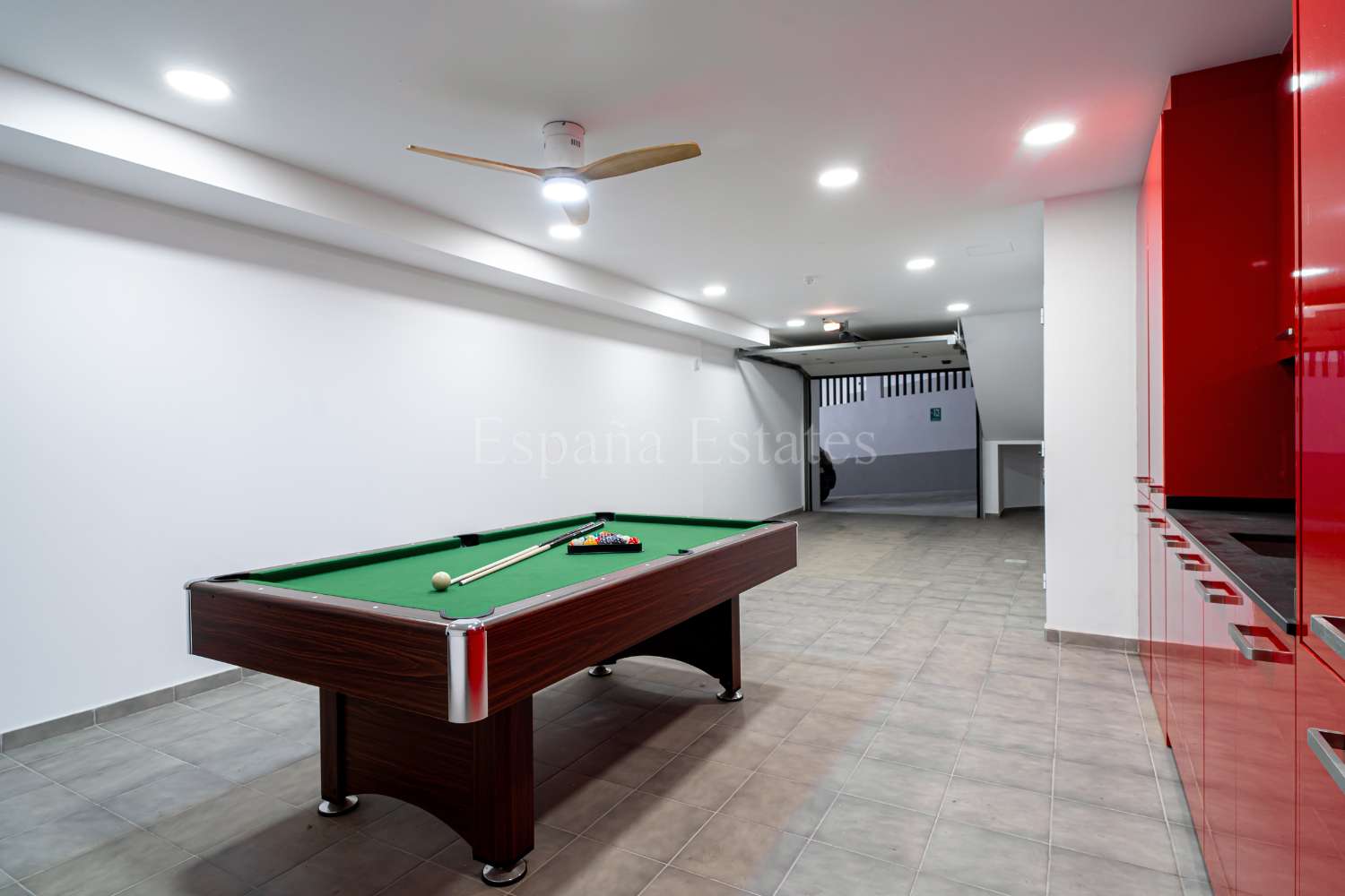 Modern townhouse with panoramic views!
