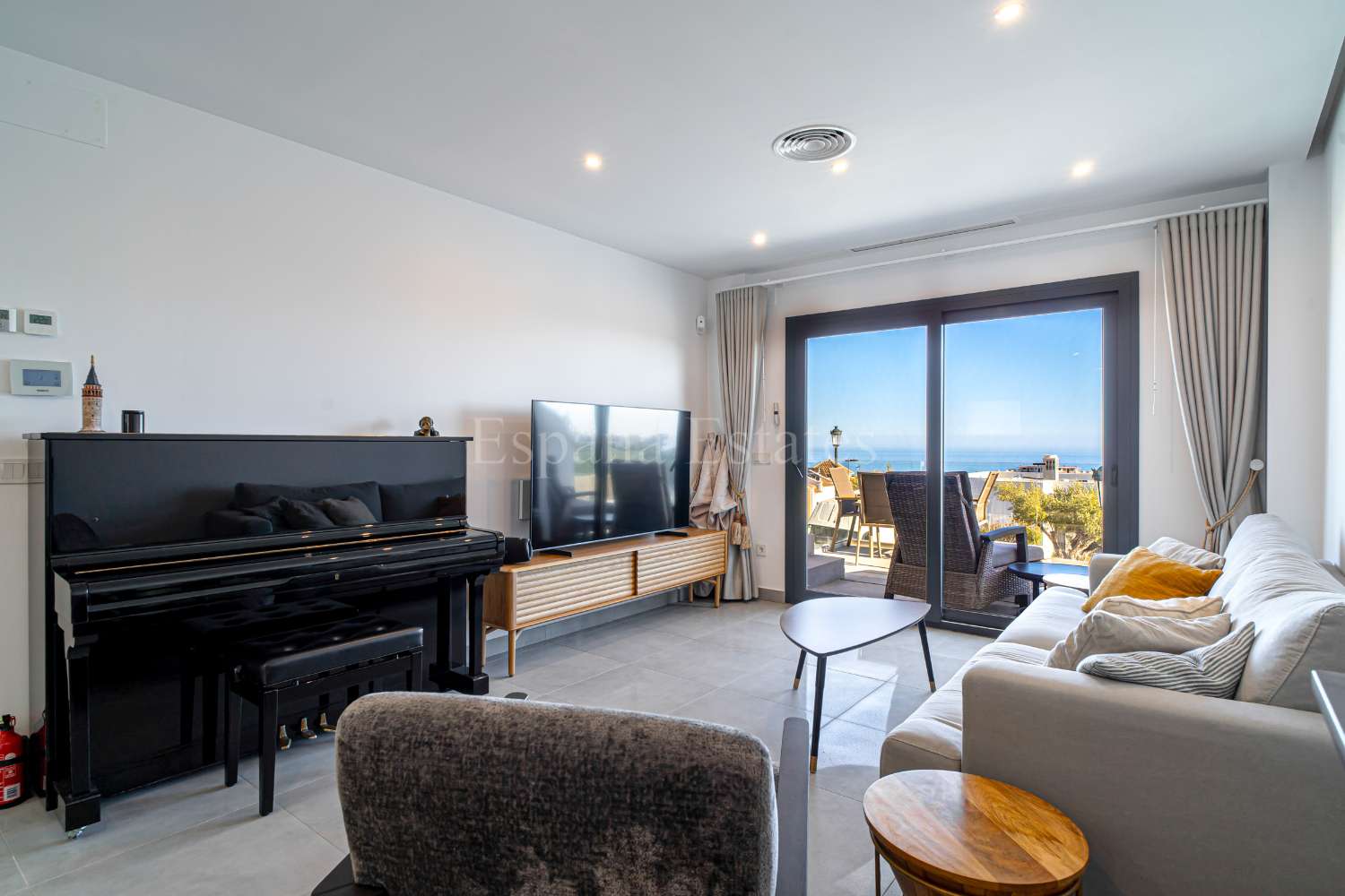 Modern townhouse with panoramic views!