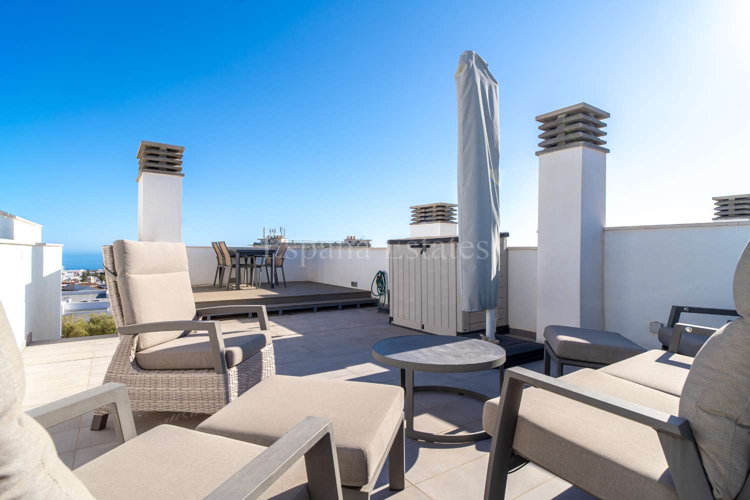 Modern townhouse with panoramic views!