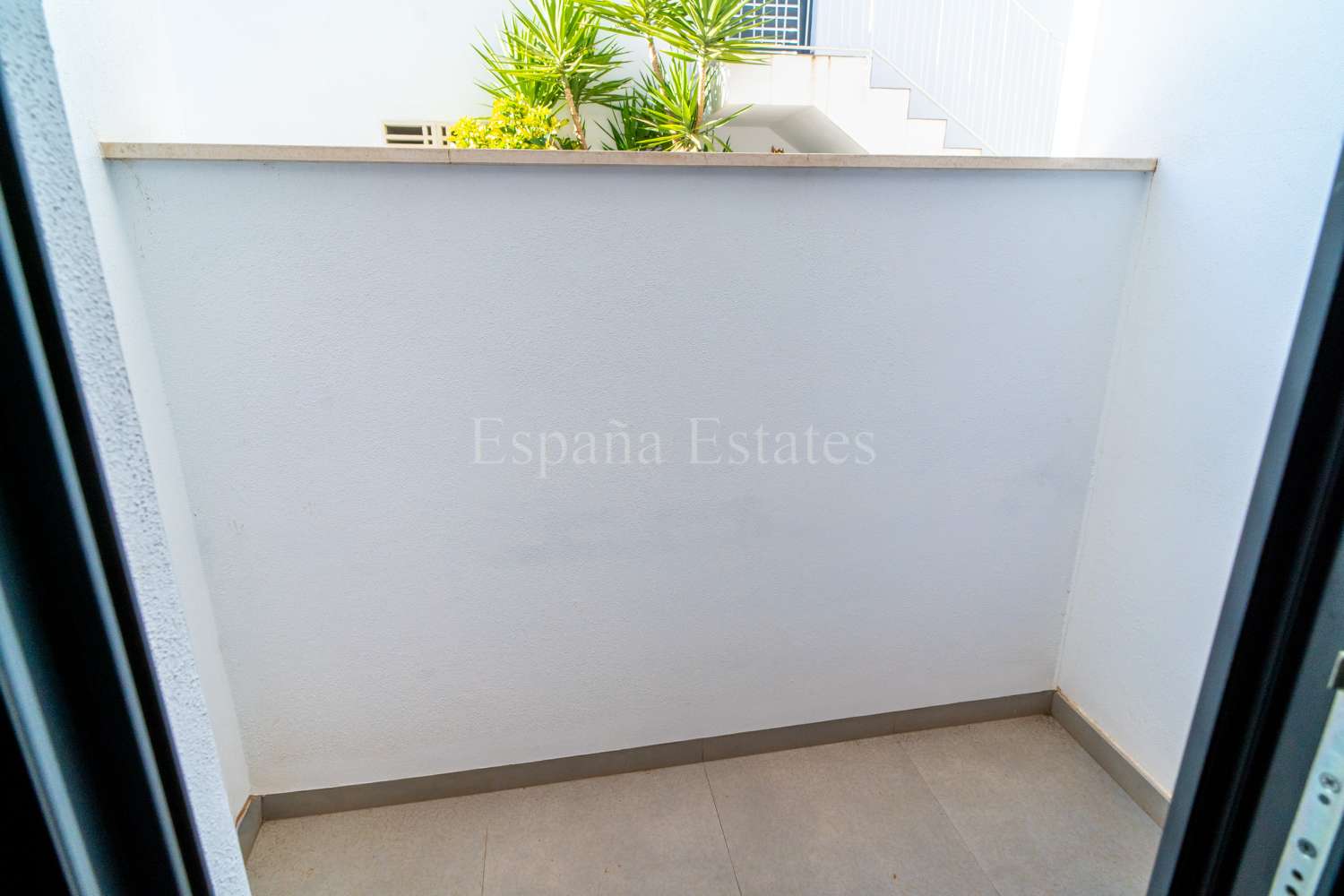 Modern townhouse with panoramic views!