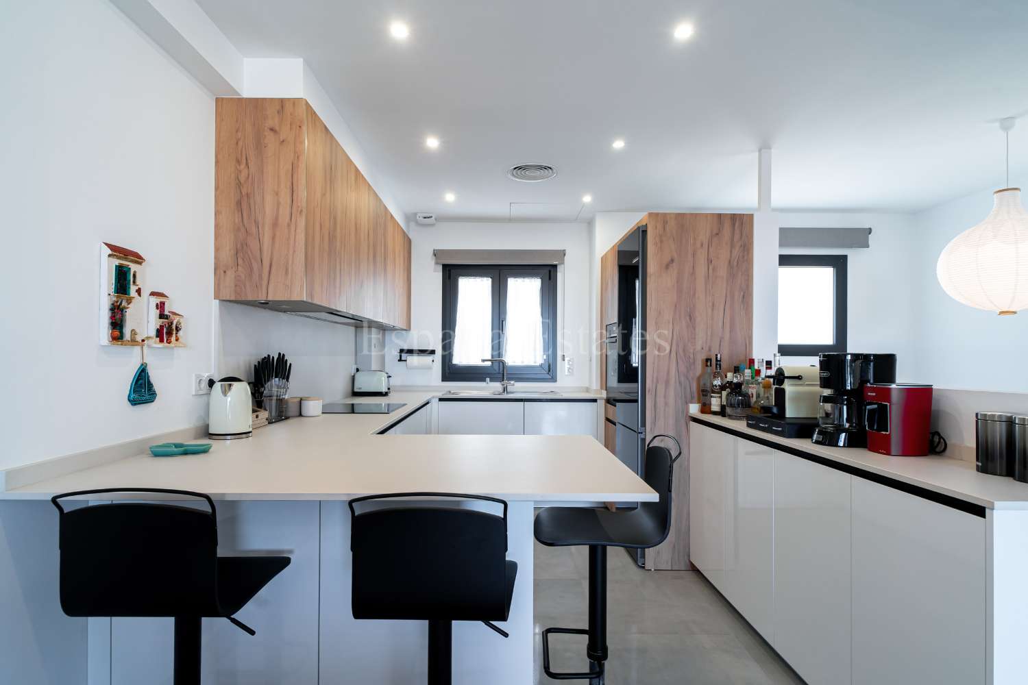 Modern townhouse with panoramic views!