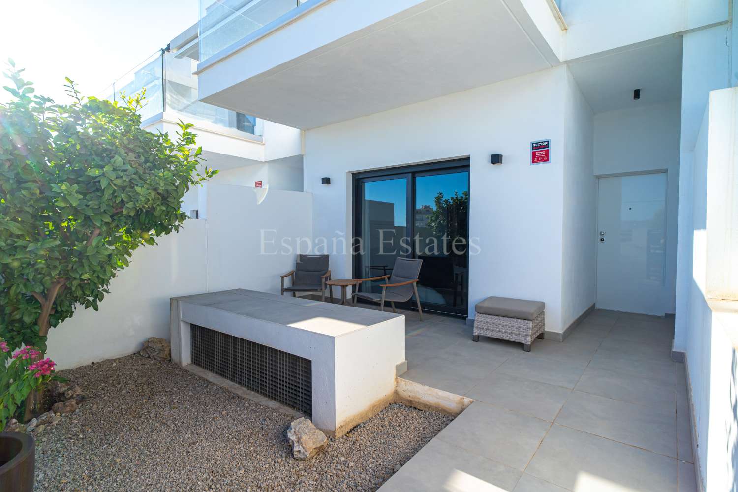 Modern townhouse with panoramic views!