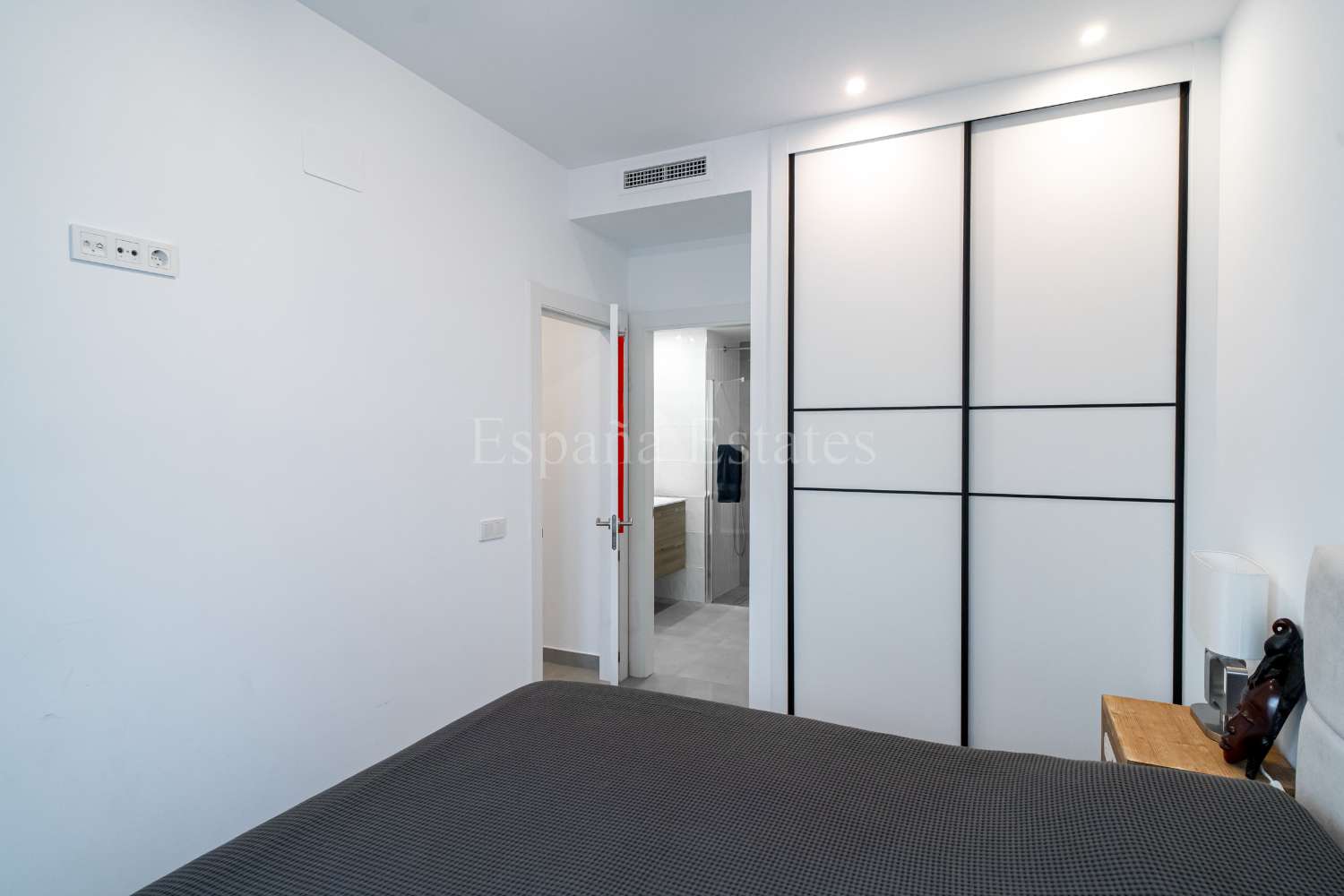 Modern townhouse with panoramic views!