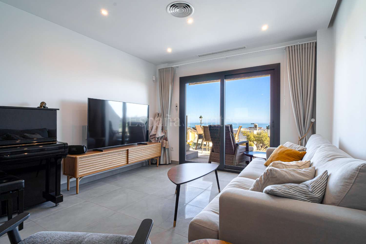 Modern townhouse with panoramic views!