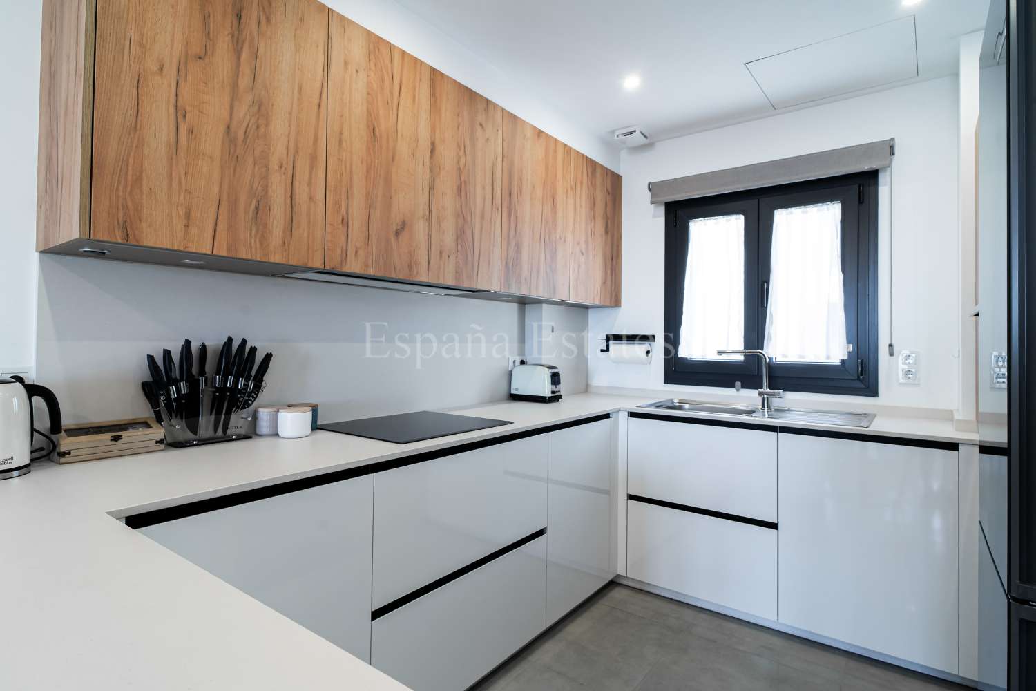 Modern townhouse with panoramic views!