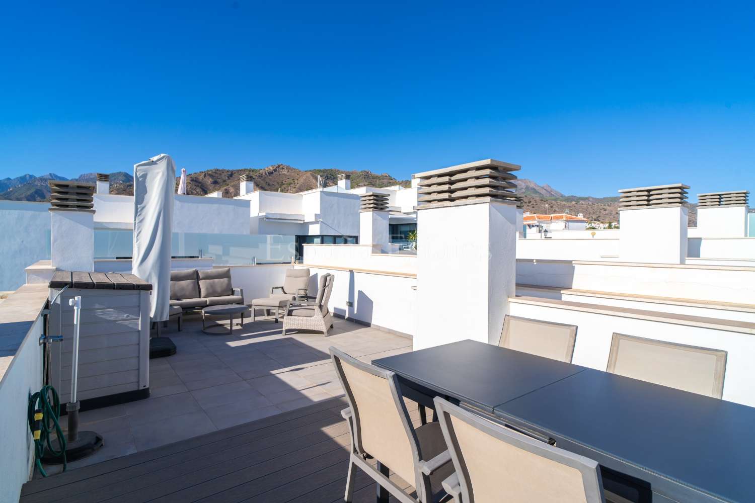 Modern townhouse with panoramic views!