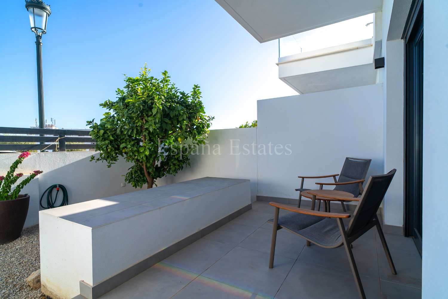 Modern townhouse with panoramic views!