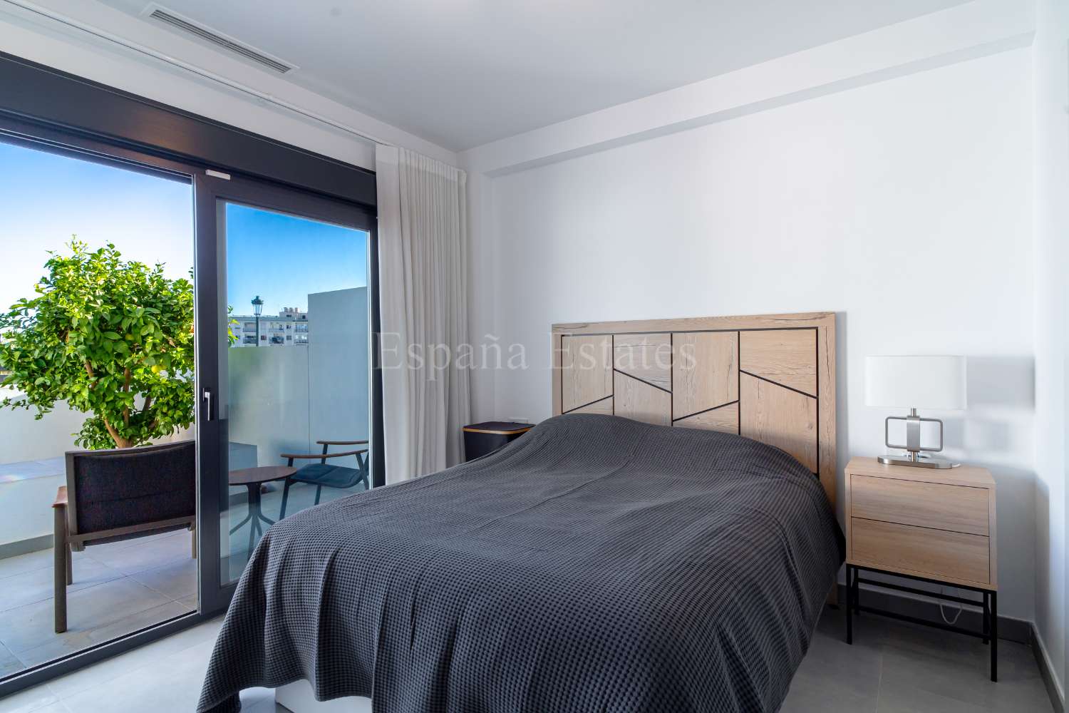 Modern townhouse with panoramic views!