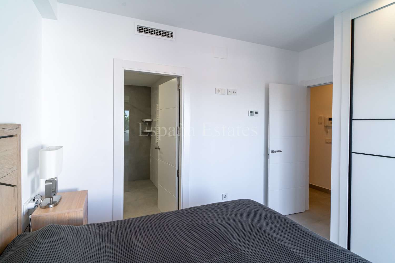 Modern townhouse with panoramic views!