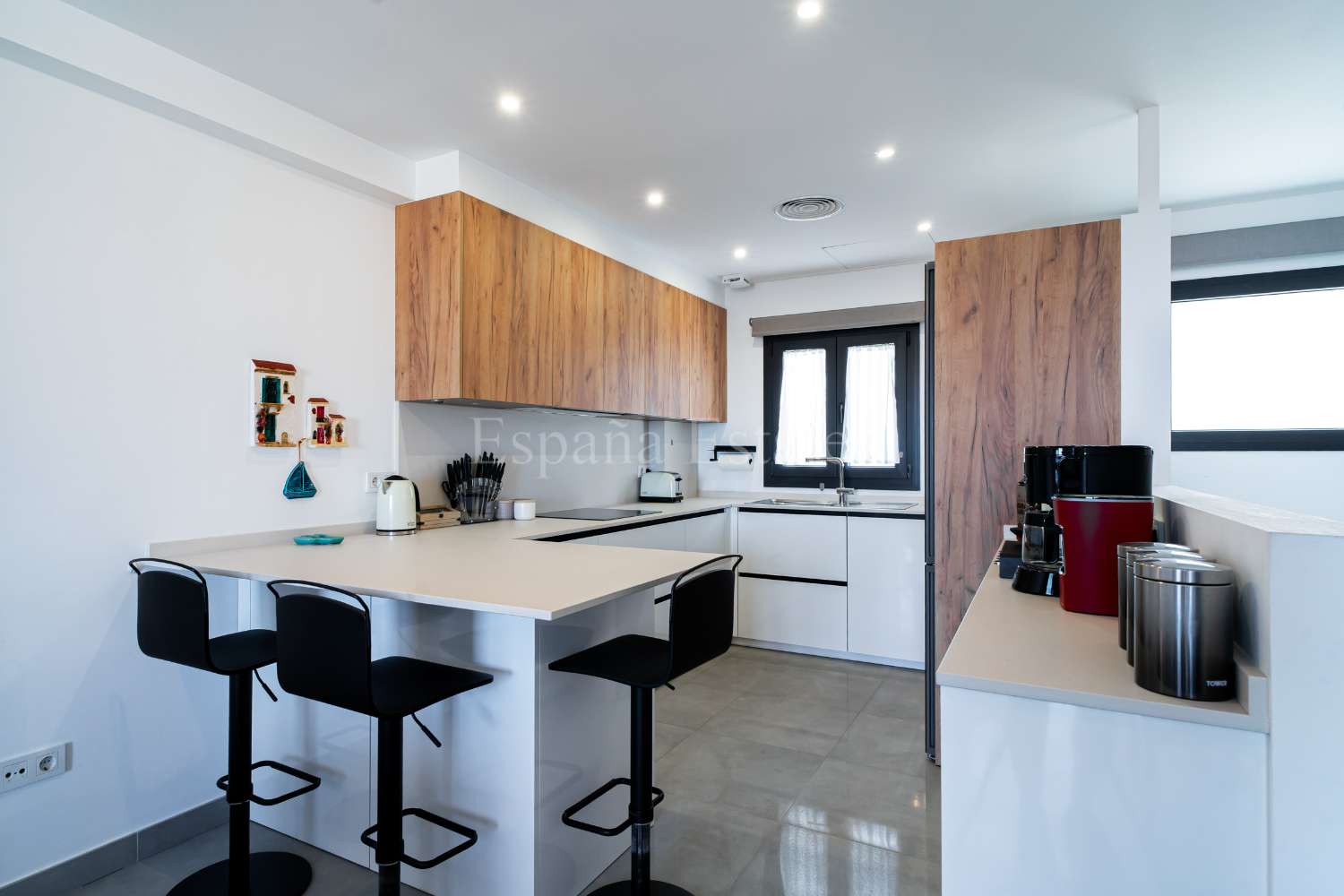 Modern townhouse with panoramic views!