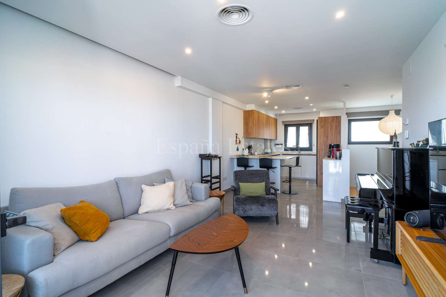 Modern townhouse with panoramic views!