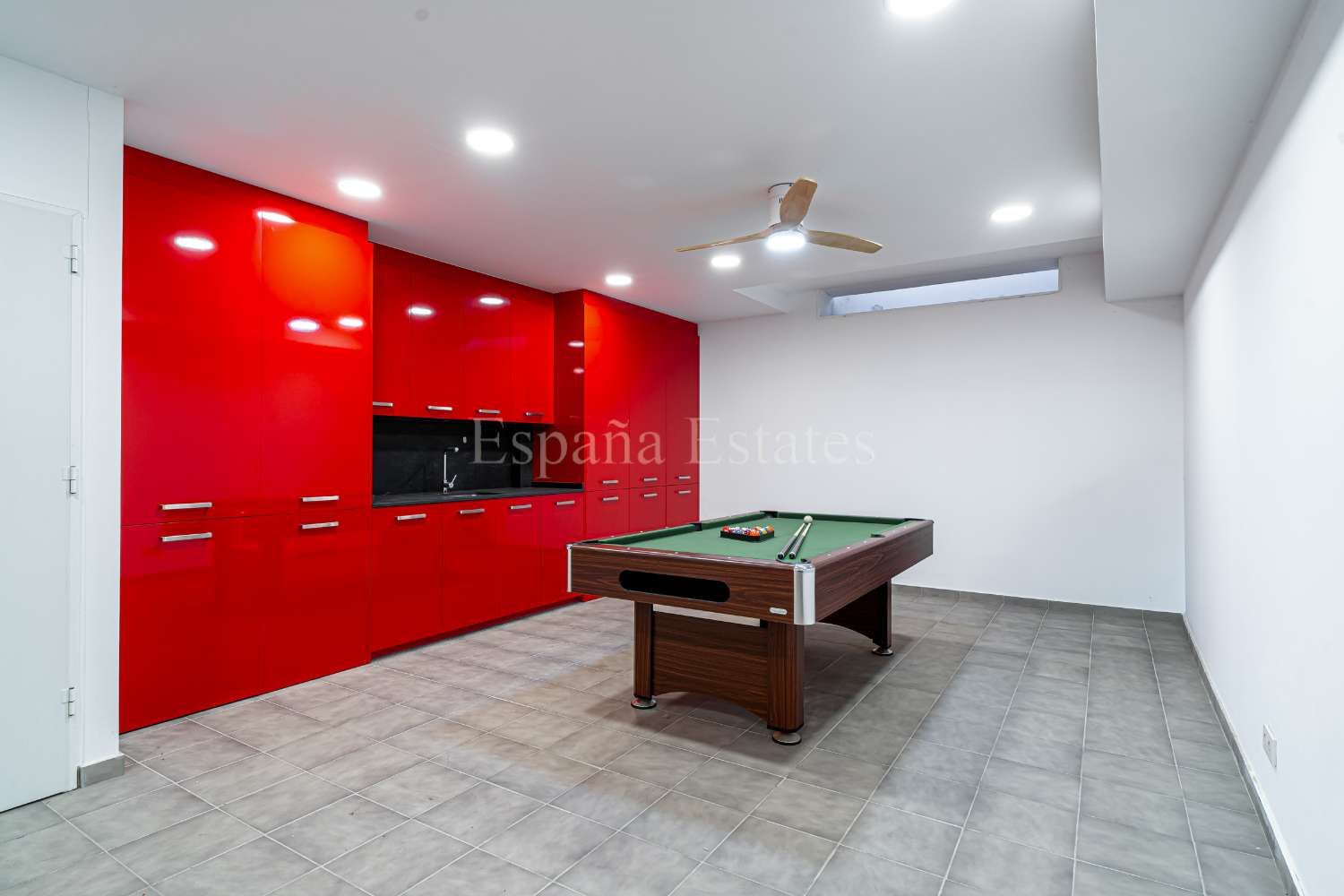 Modern townhouse with panoramic views!