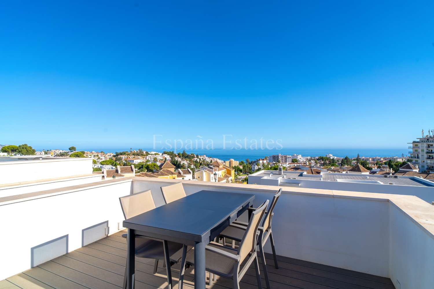 Modern townhouse with panoramic views!