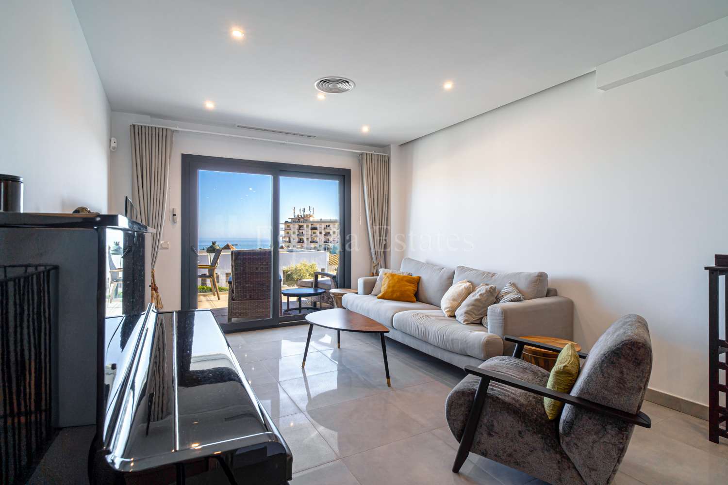 Modern townhouse with panoramic views!