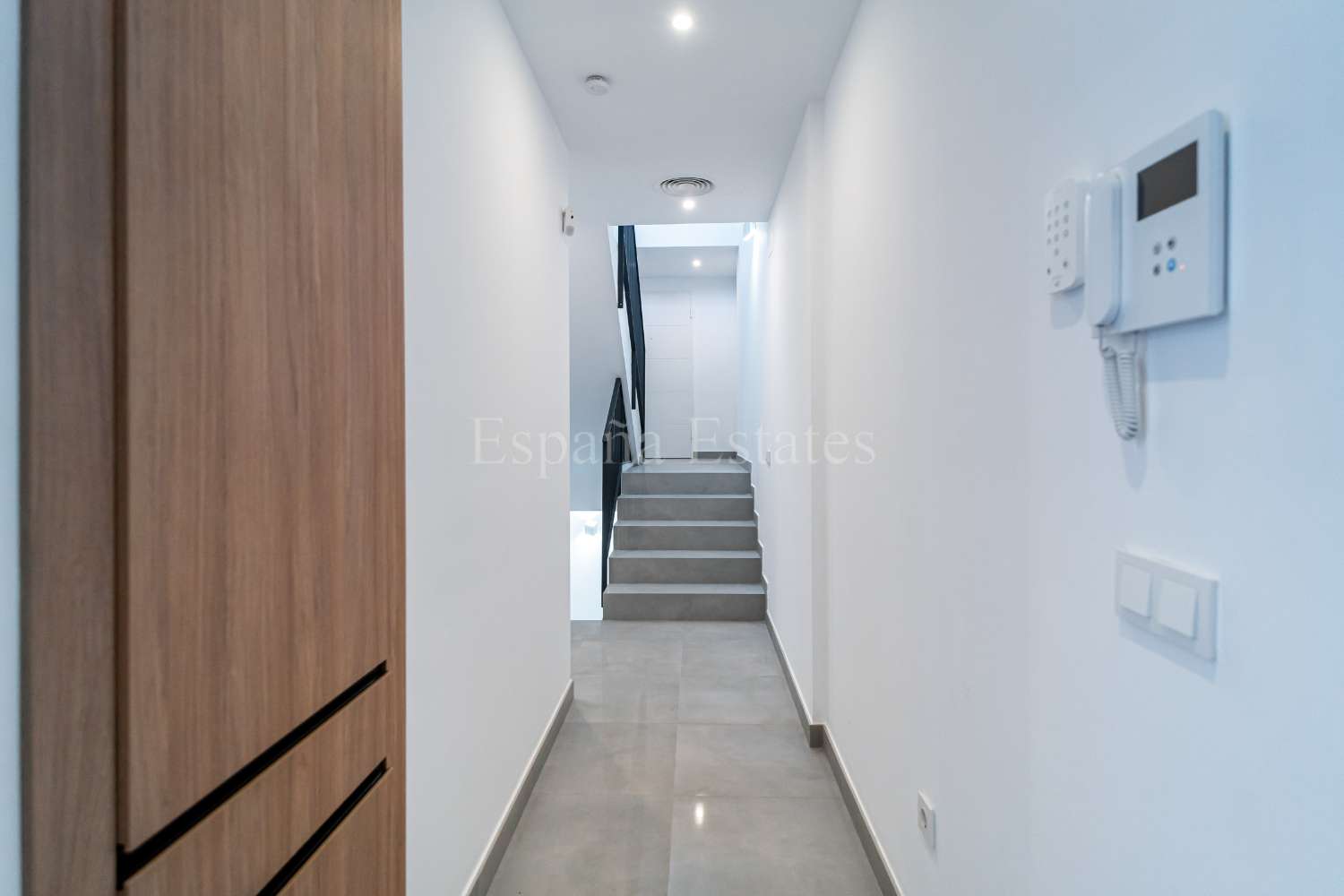 Modern townhouse with panoramic views!