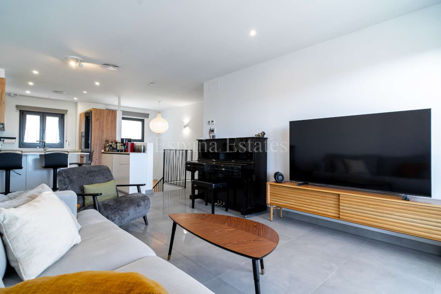 Modern townhouse with panoramic views!