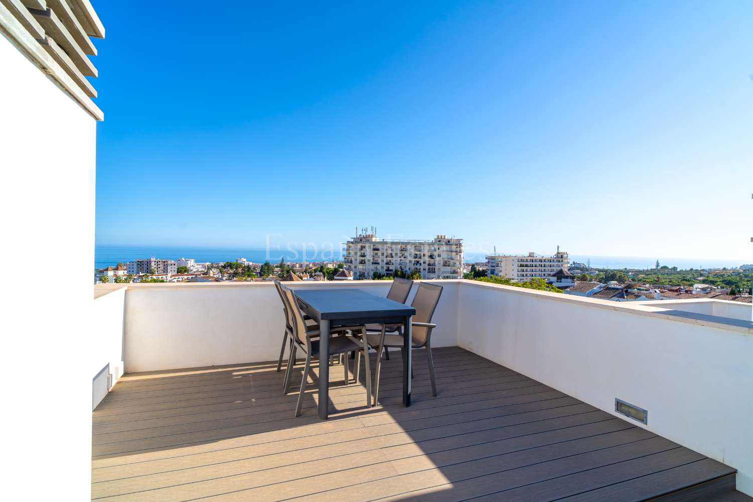 Modern townhouse with panoramic views!