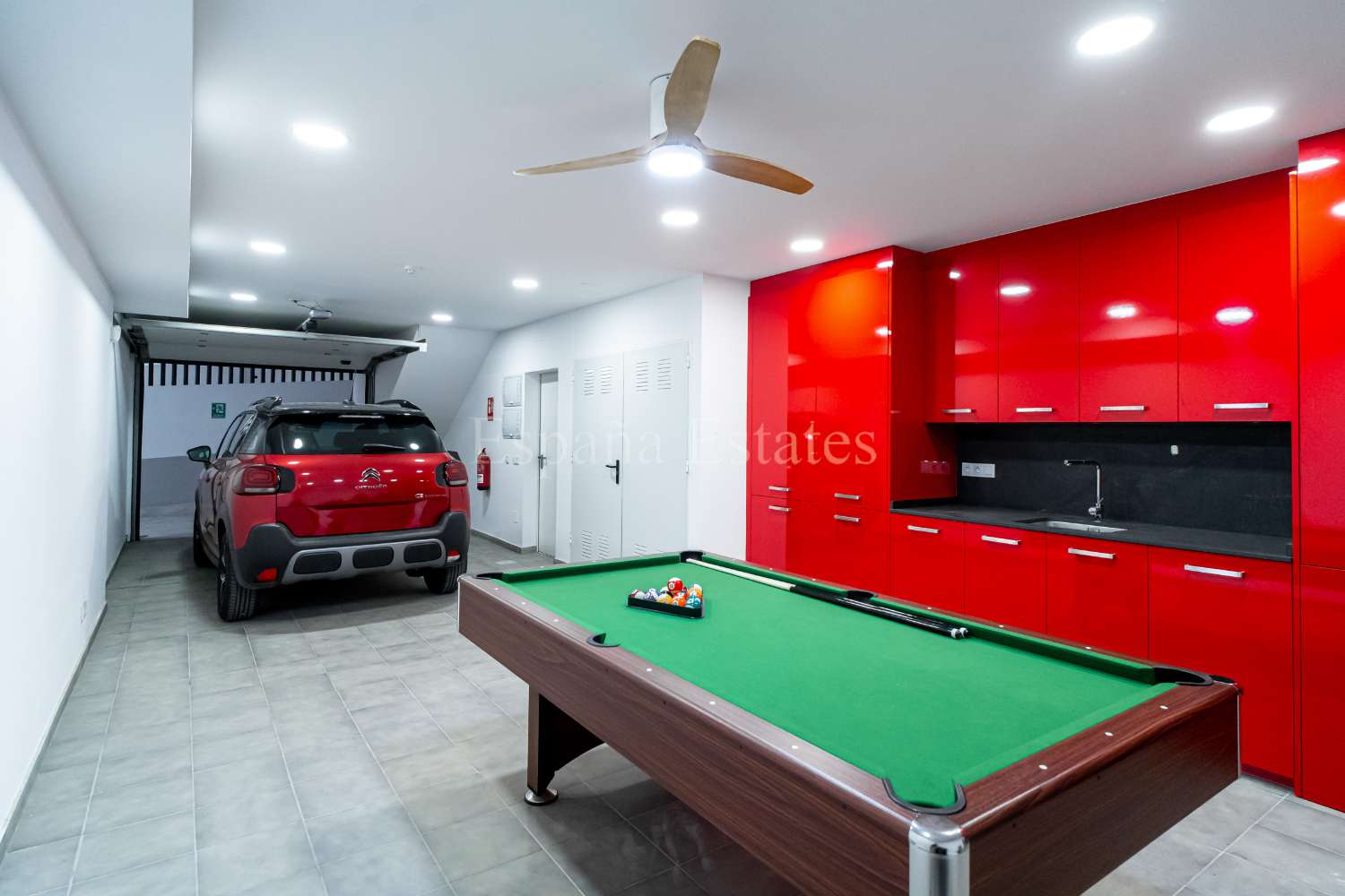 Modern townhouse with panoramic views!