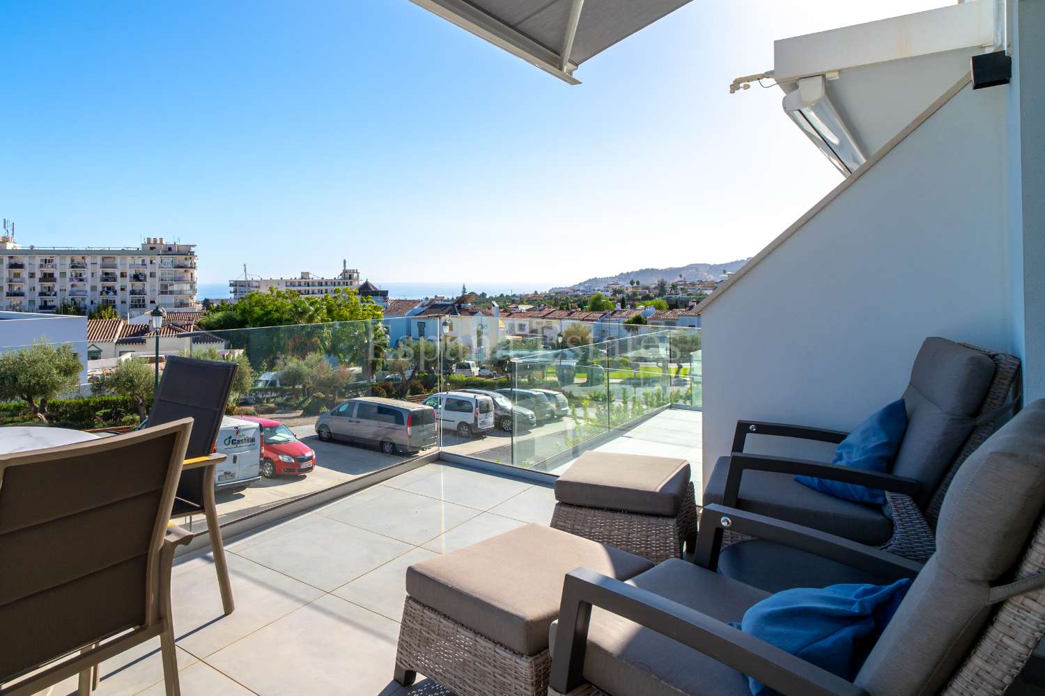 Modern townhouse with panoramic views!