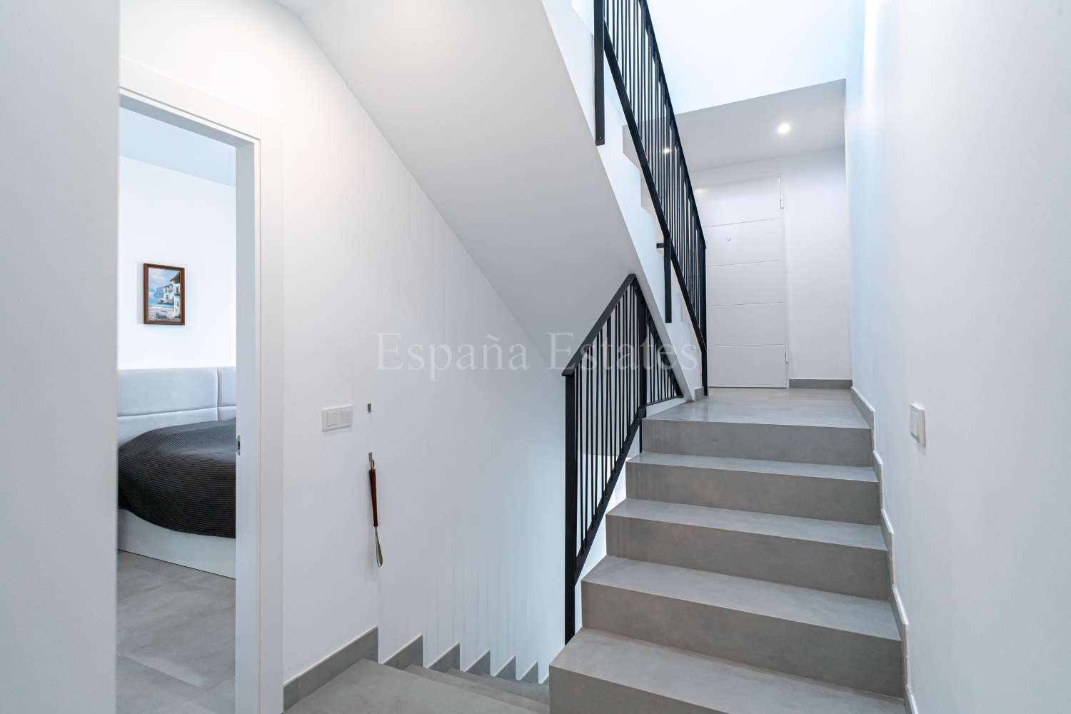 Modern townhouse with panoramic views!