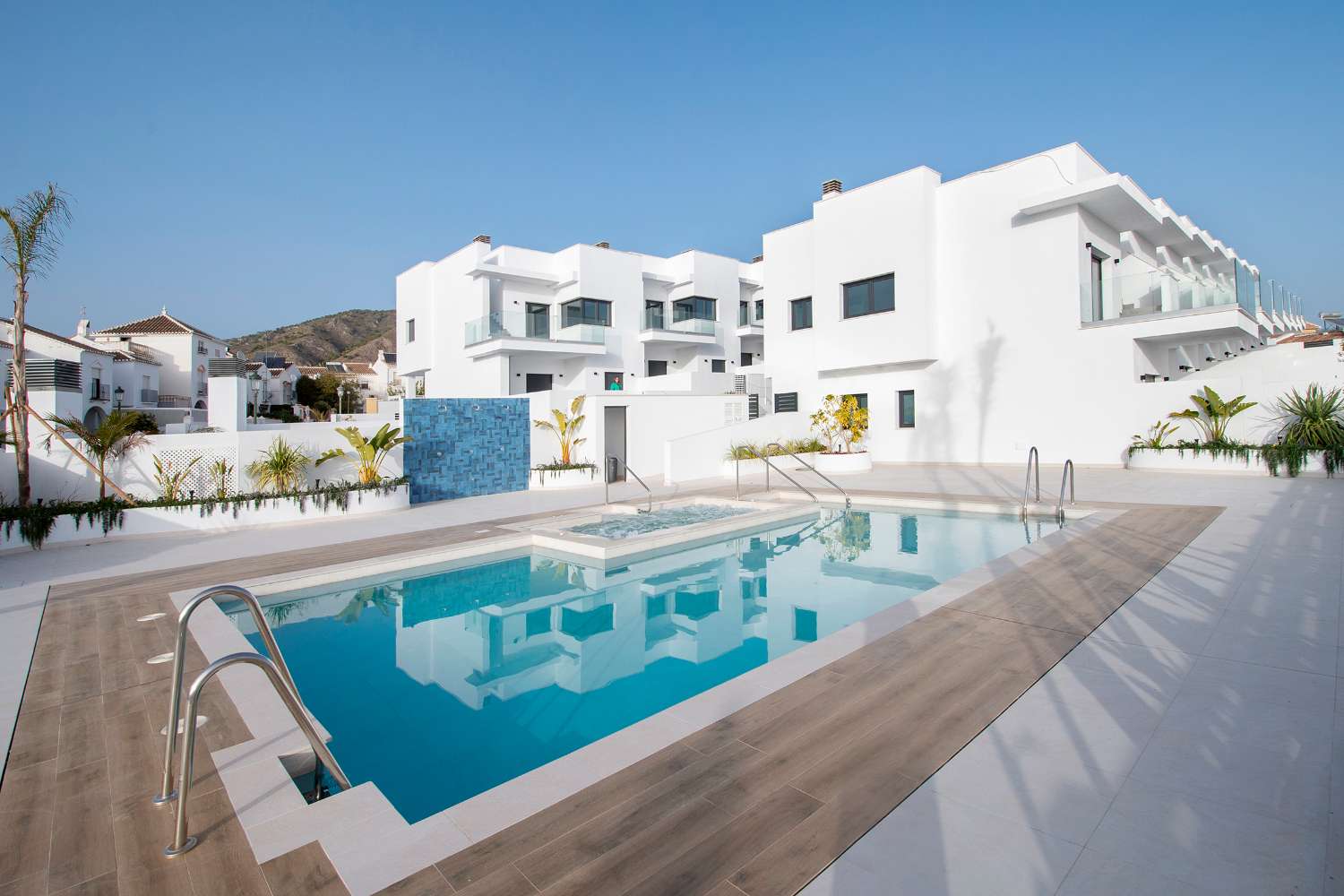 Modern townhouse with panoramic views!